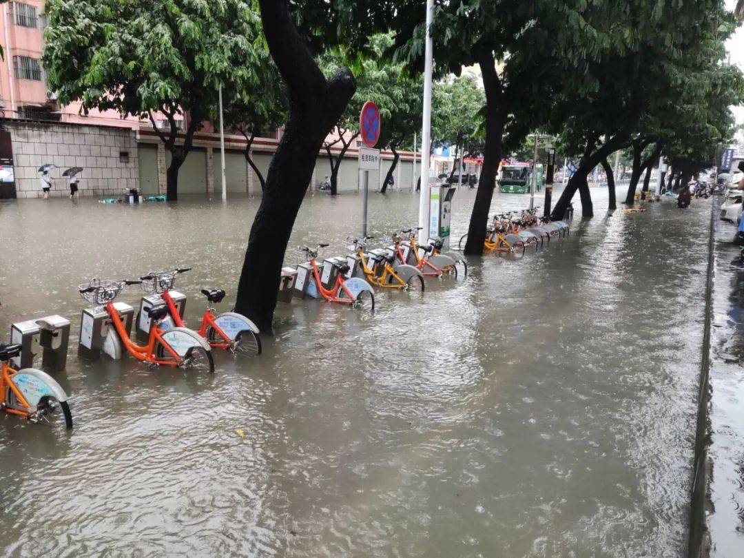 米兰体育-赛场突发大暴雨，比赛瞬间变天