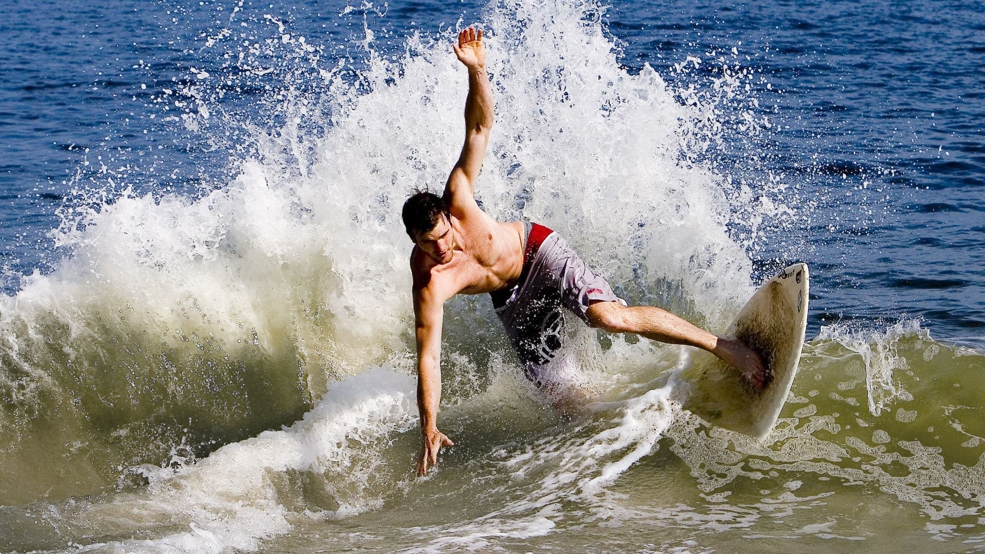 米兰体育官网-高科技材质打造的超现代赛道，现代高科技材料